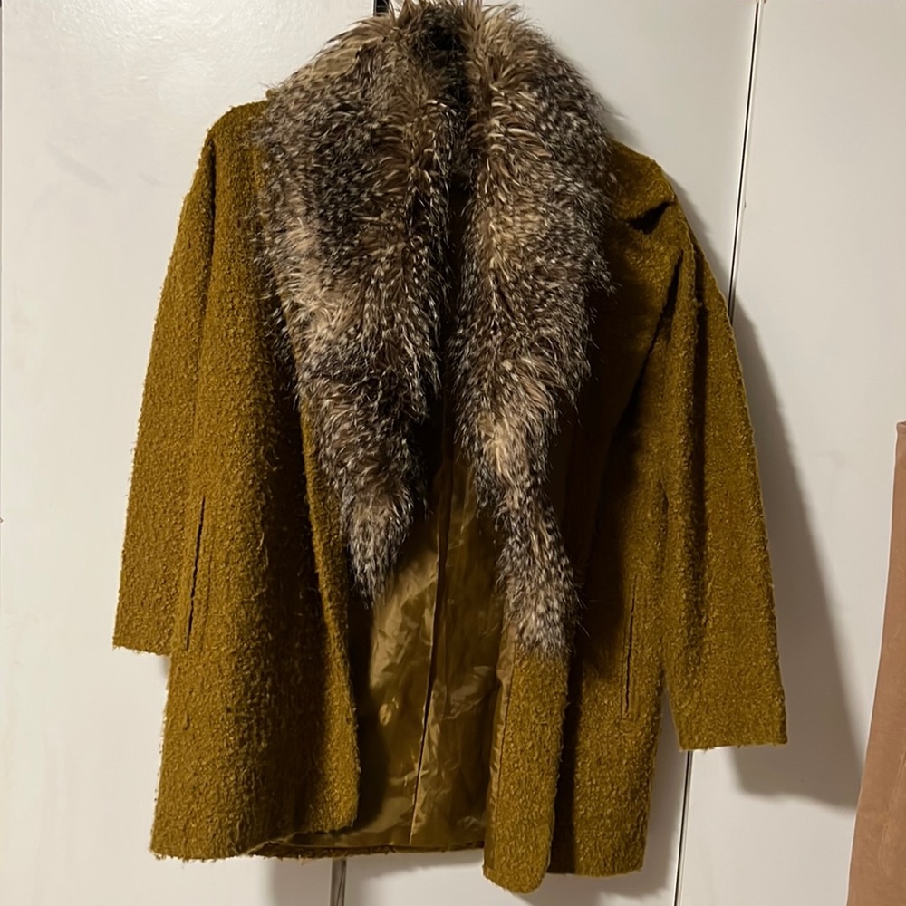 Coat with removable Faux Fur collar
